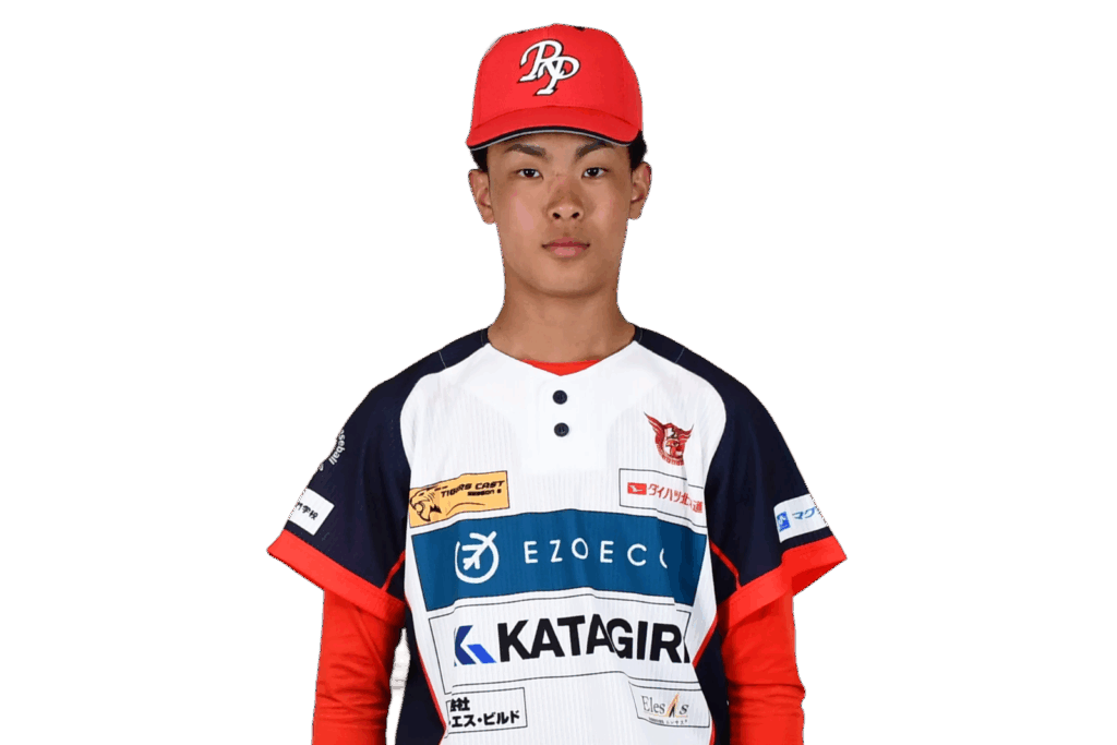 背番号18の髙橋　康誠選手がユニフォーム姿で正面を向いている